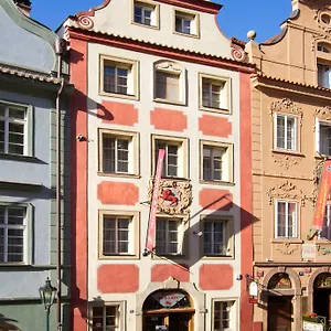 red-lion.praguehotelsweb.com/
